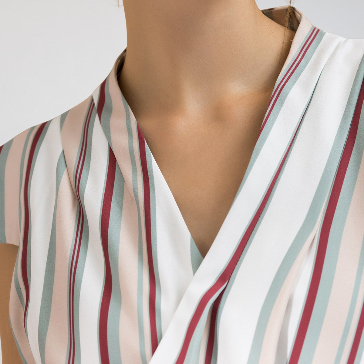 Robe courte structurée à panneaux croisés et imprimé rayures