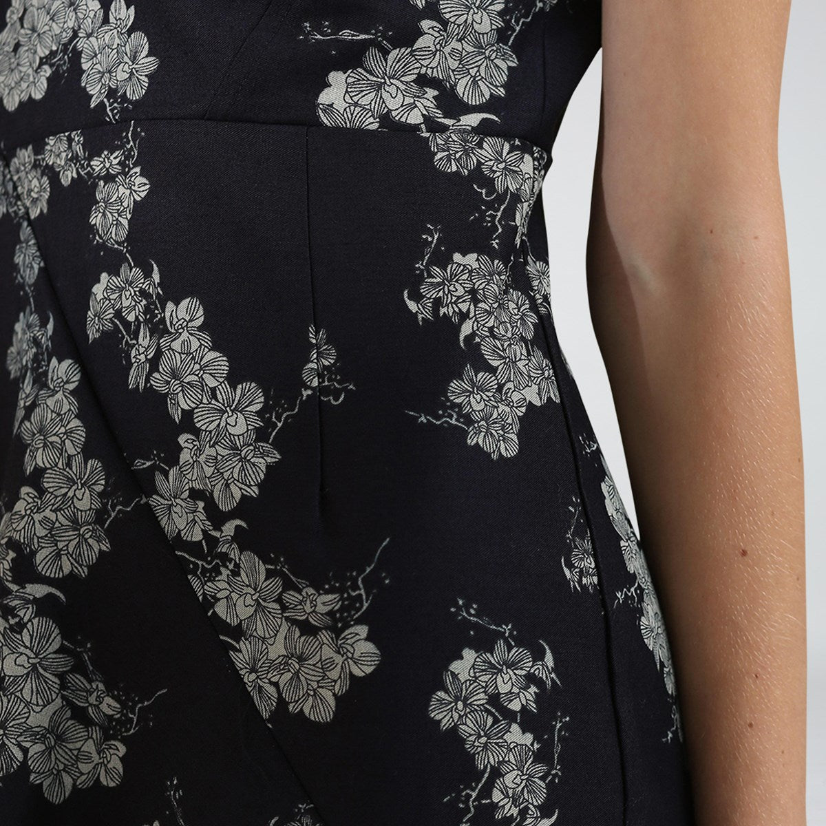 Robe ajustée mi-longue au motif floral en denim