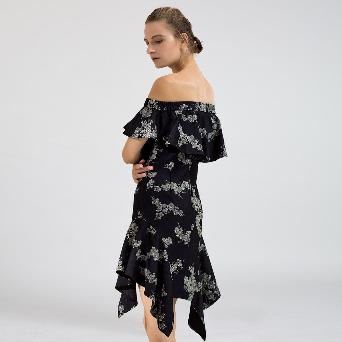 Robe ajustée au décolleté bardot à larges volants et motif floral en denim