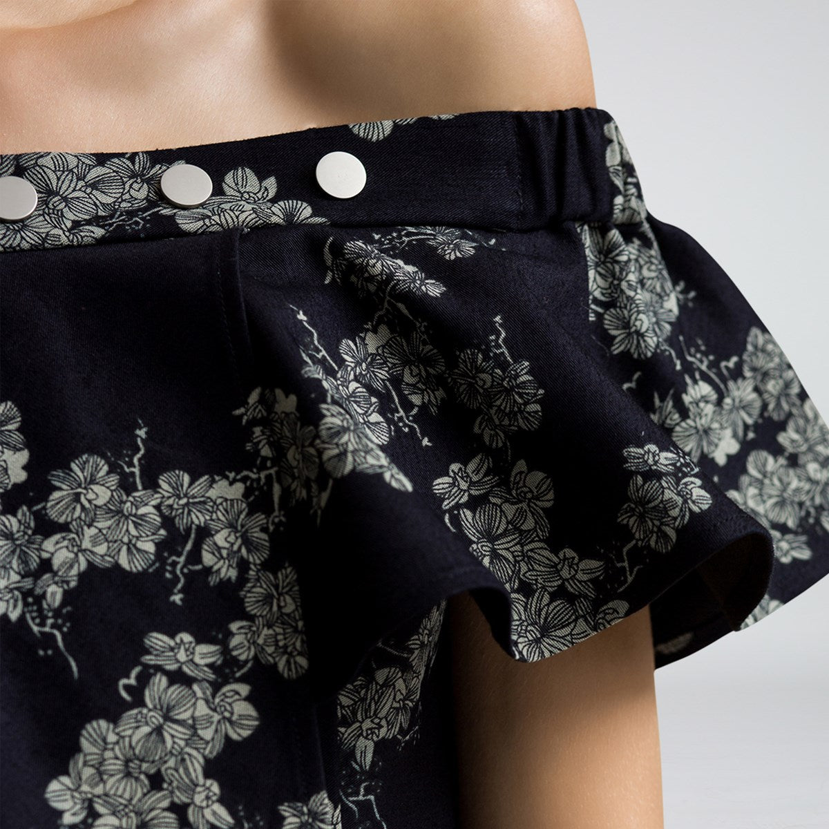 Robe ajustée au décolleté bardot à larges volants et motif floral en denim