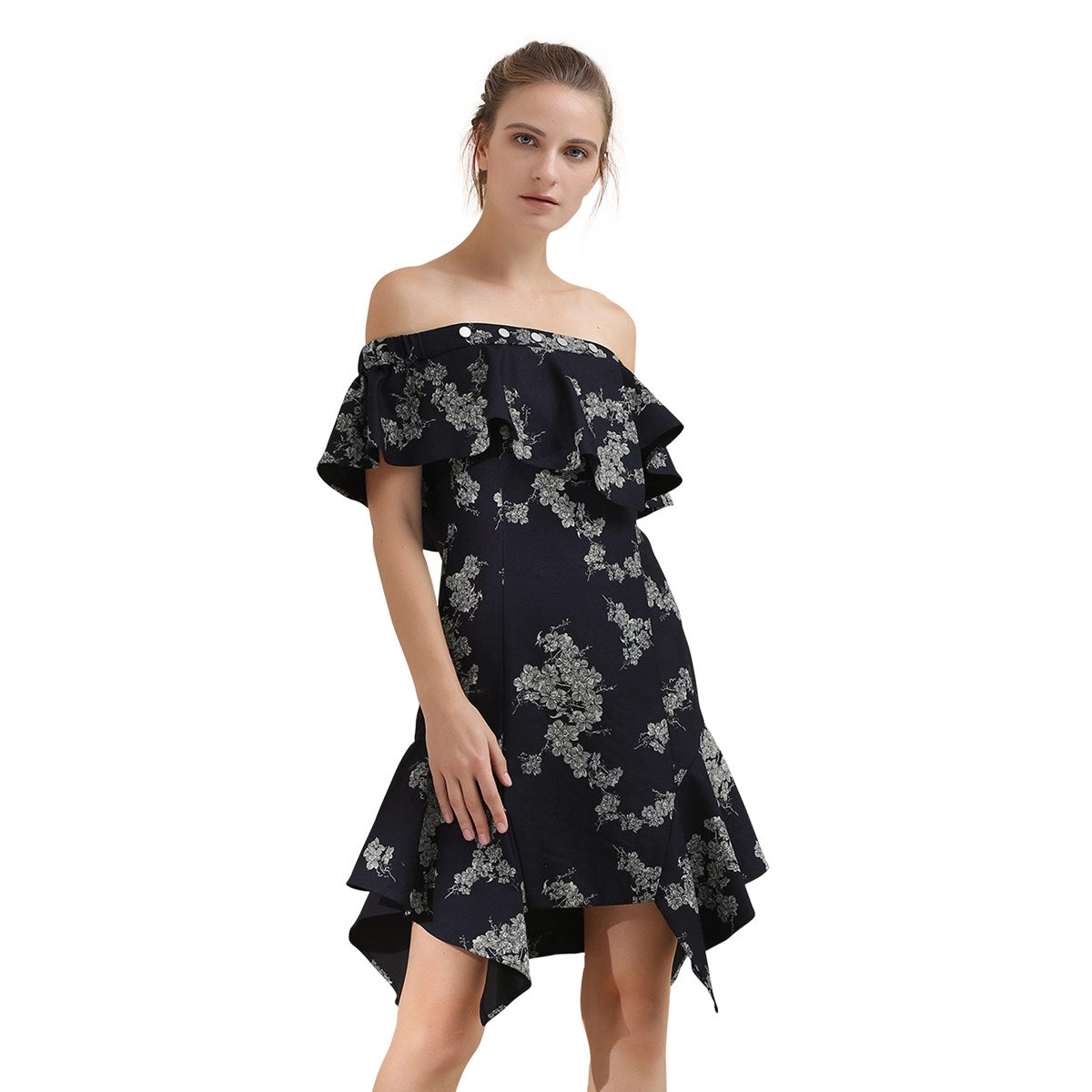 Robe ajustée au décolleté bardot à larges volants et motif floral en denim