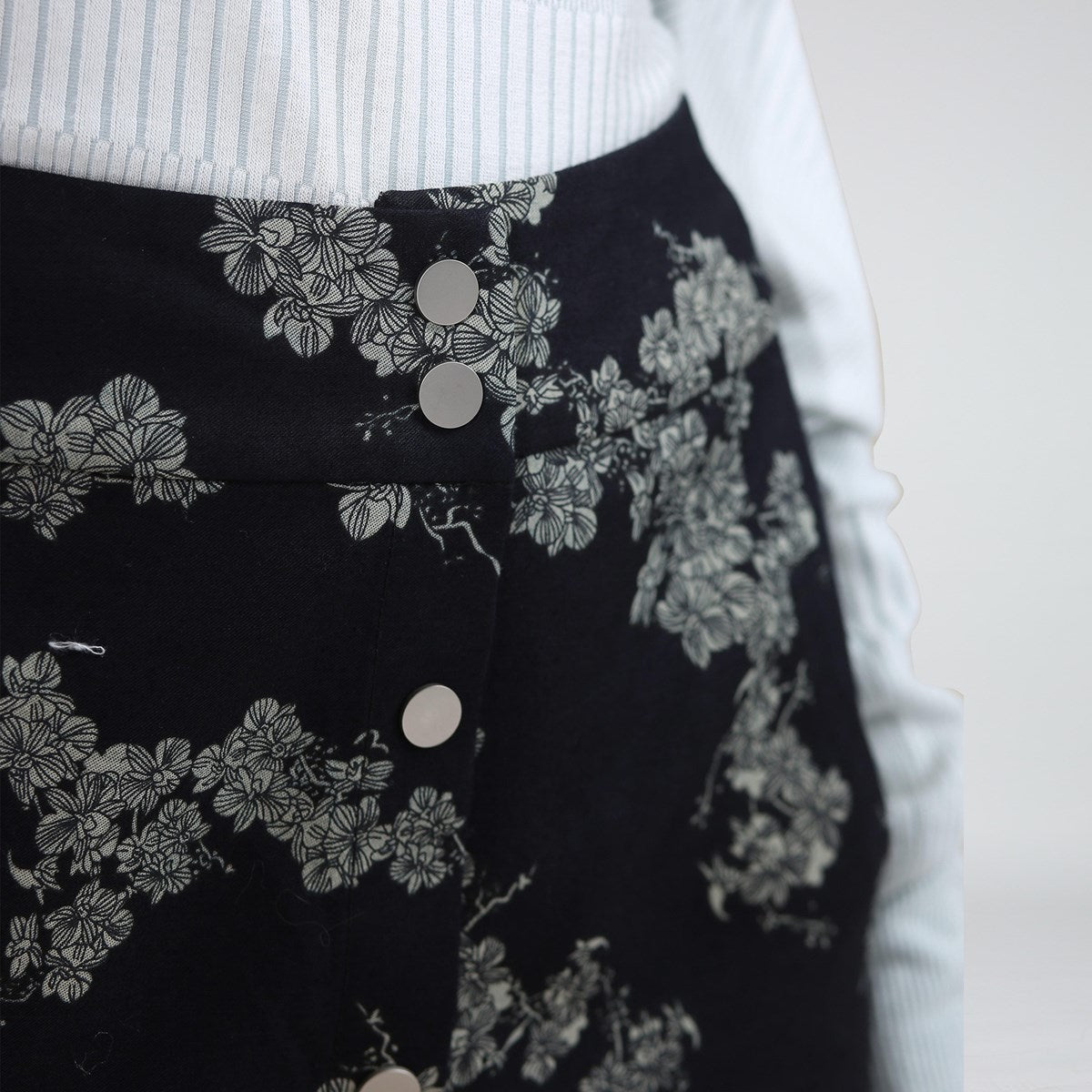 Jupe droite midi au motif floral en denim