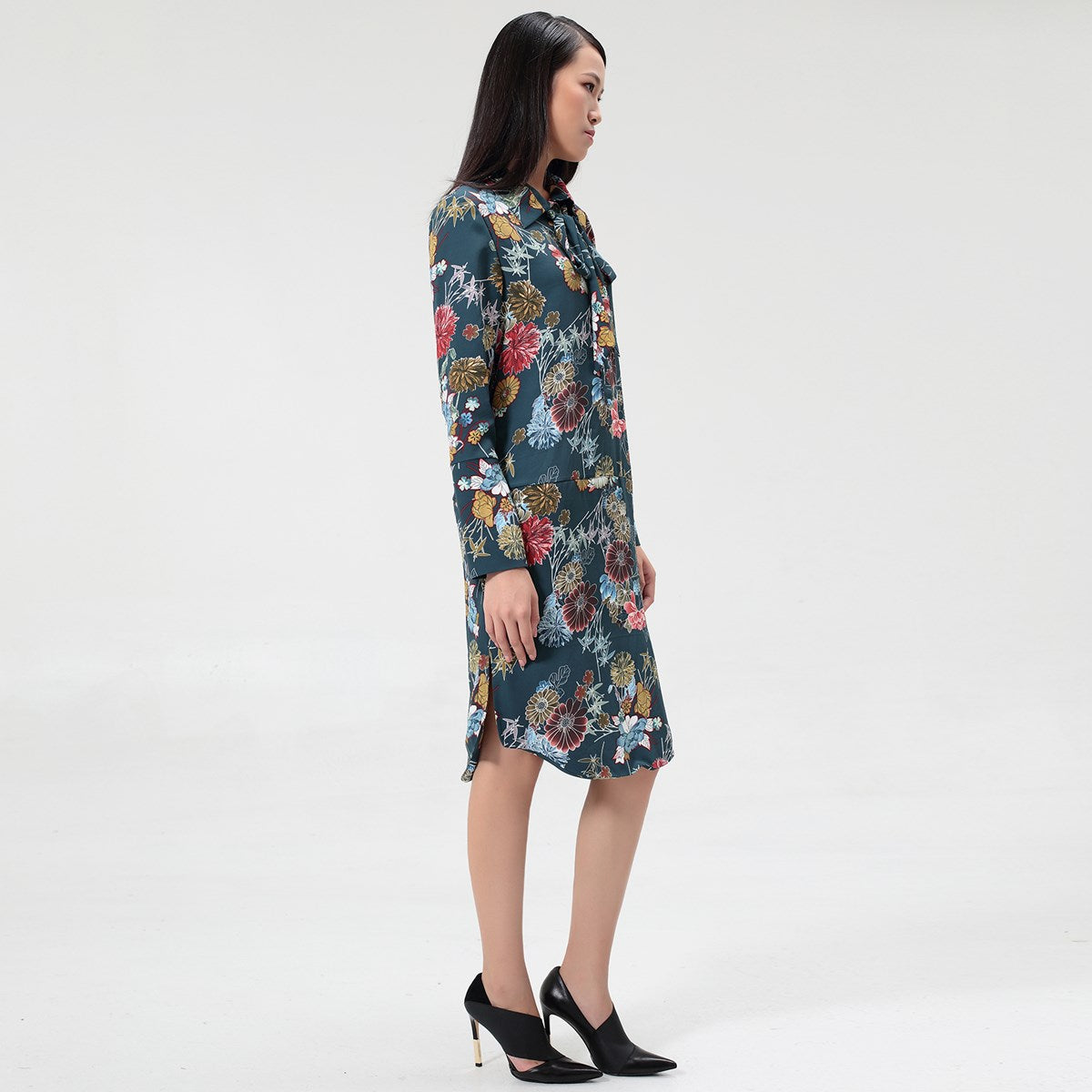 Robe chemise à col noué et imprimé floral
