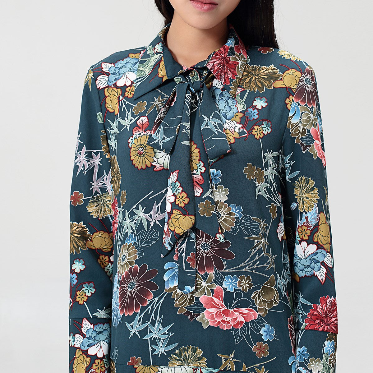 Robe chemise à col noué et imprimé floral