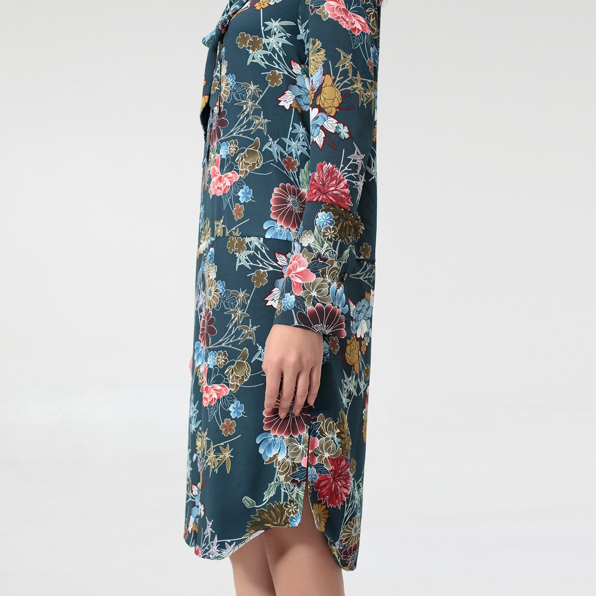 Robe chemise à col noué et imprimé floral