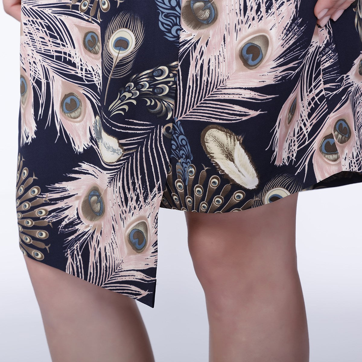 Robe effet croisé mi-longue avec imprimé tropical