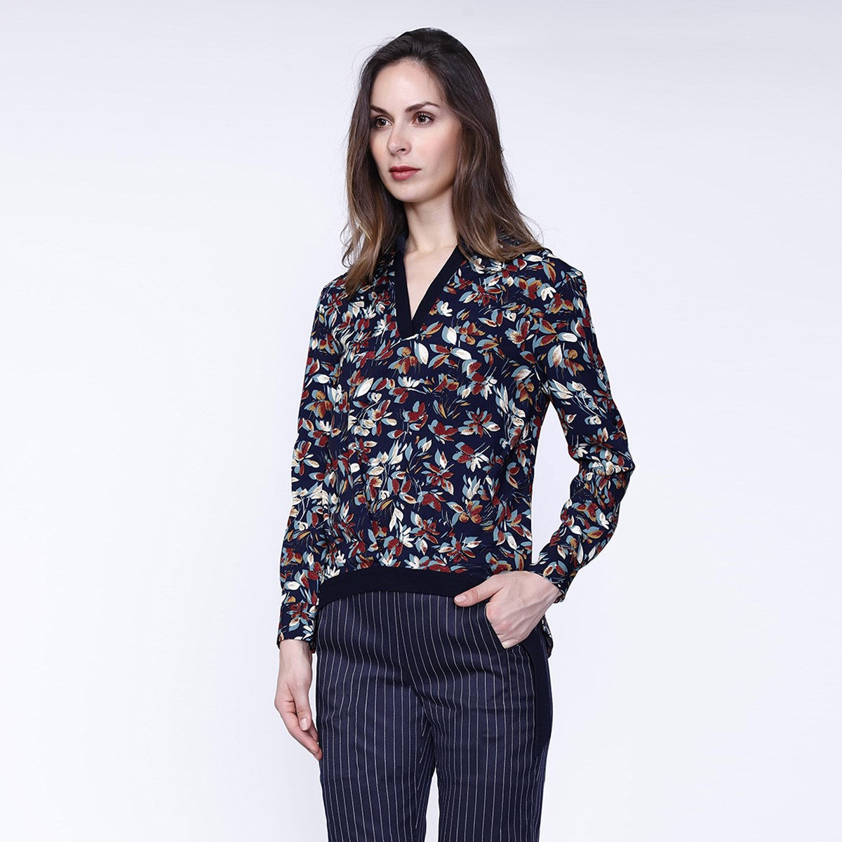 Blouse col-V satin et imprimé feuilles