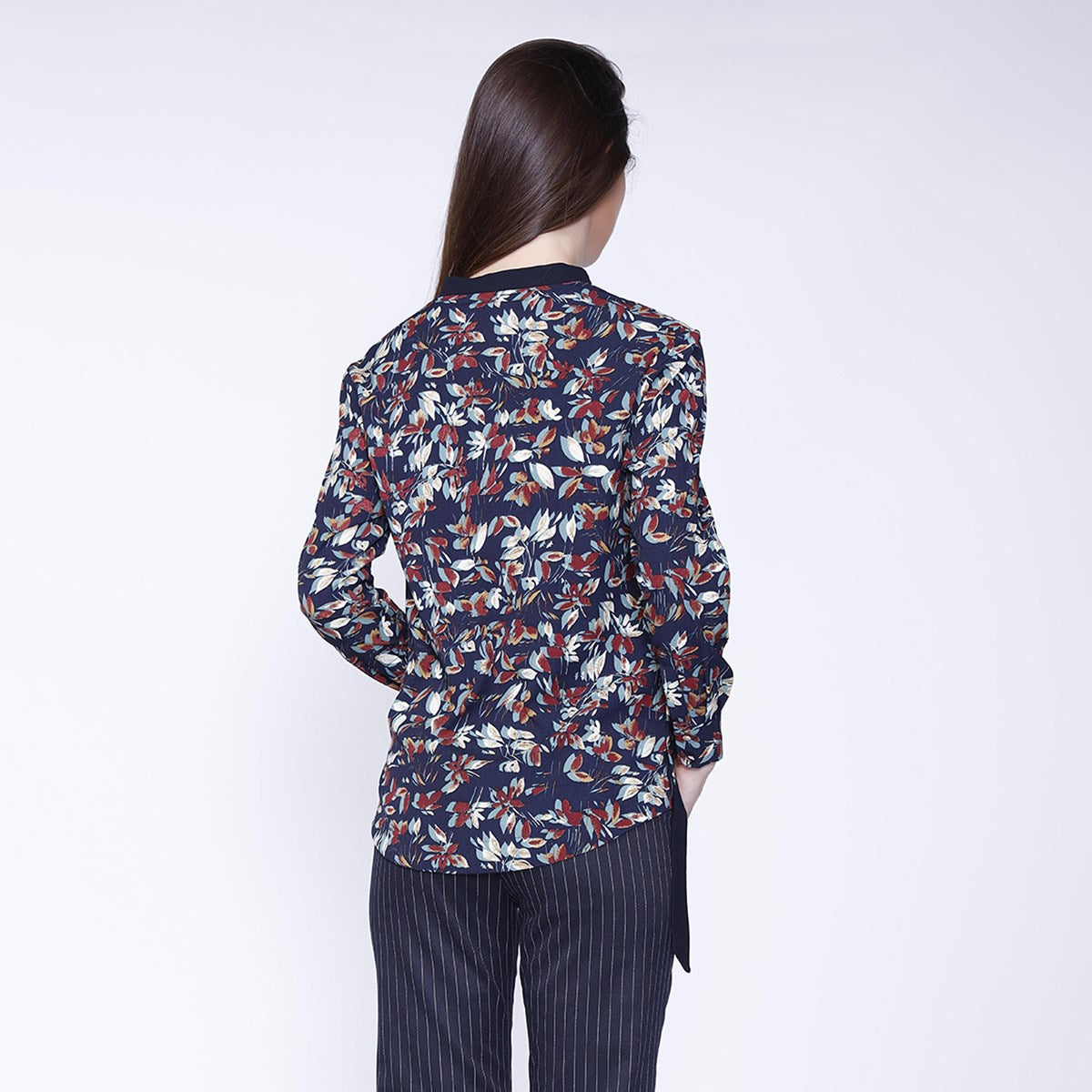 Blouse col-V satin et imprimé feuilles