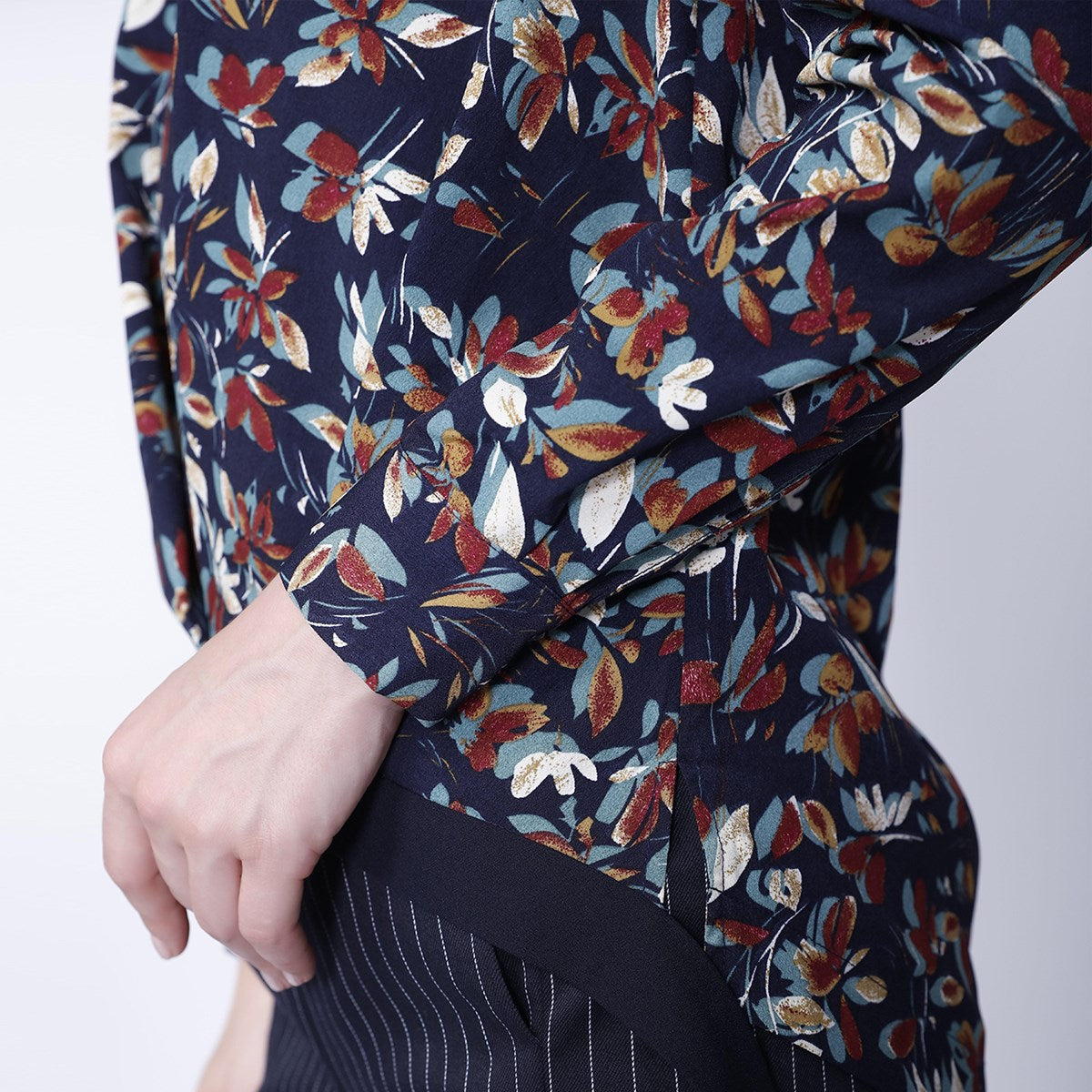Blouse col-V satin et imprimé feuilles