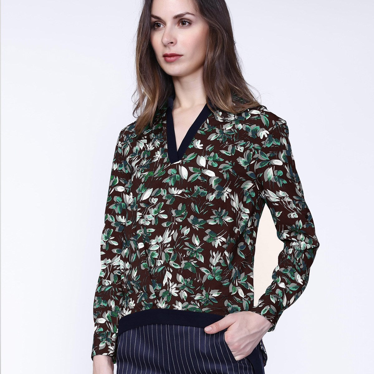 Blouse col-V satin et imprimé feuilles