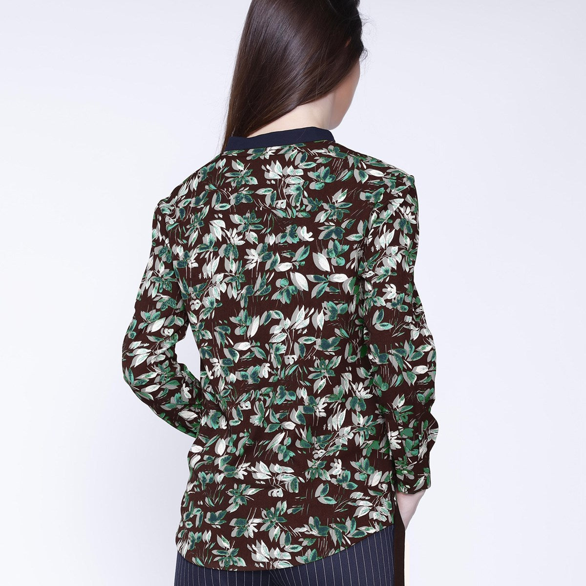 Blouse col-V satin et imprimé feuilles