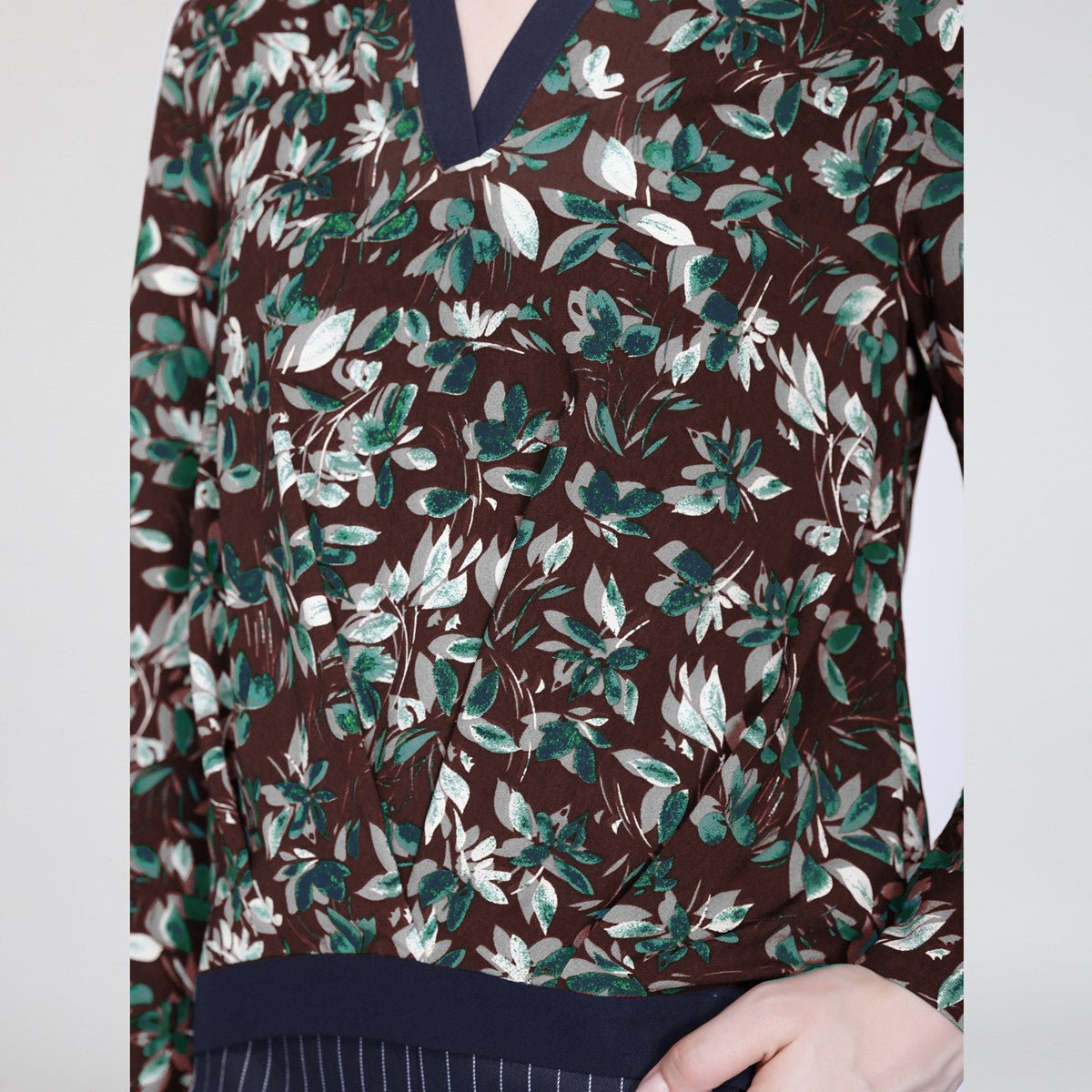 Blouse col-V satin et imprimé feuilles