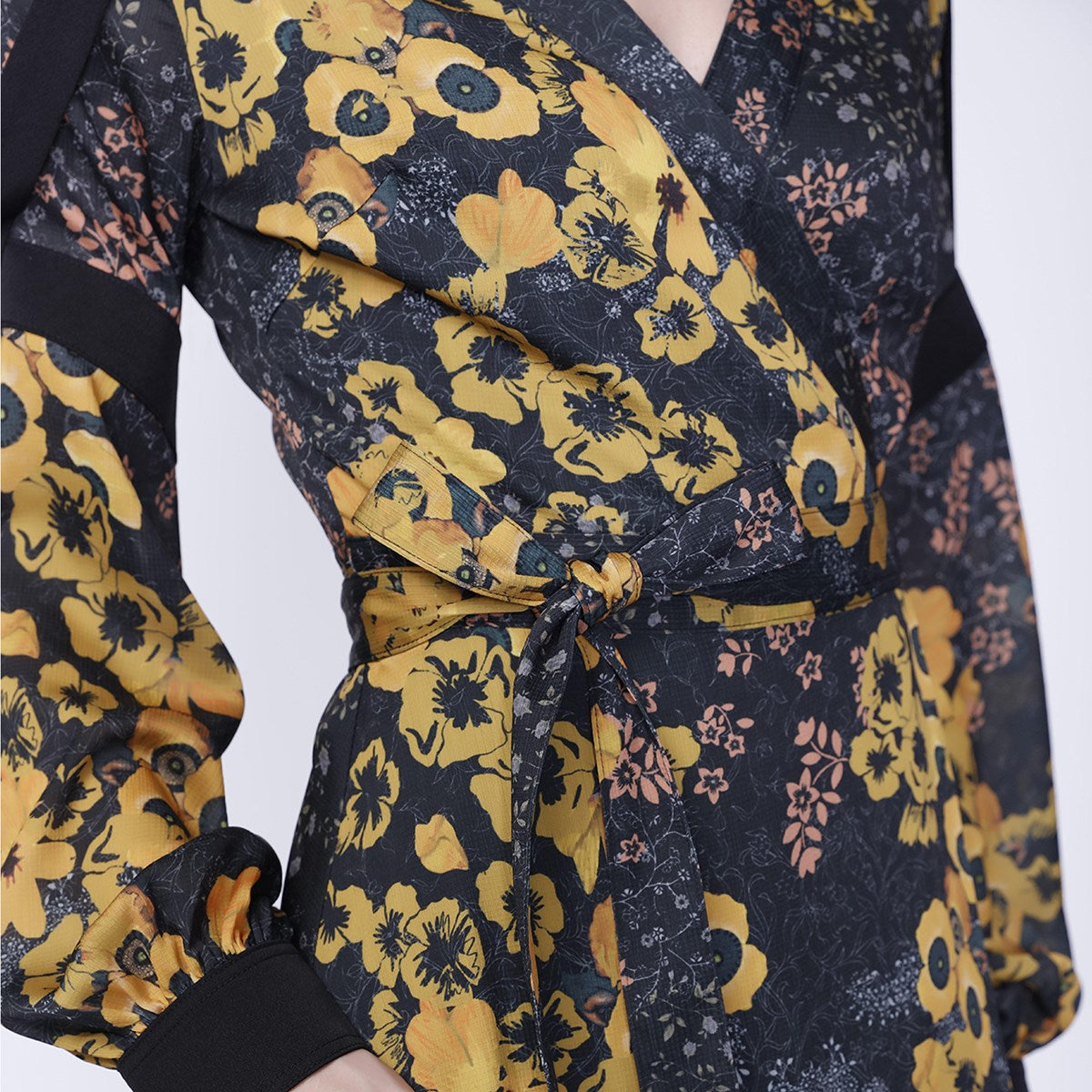 Robe portefeuille garnitures satin et imprimé floral