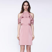 Robe ajustée à larges volants, col haut et épaules dénudées