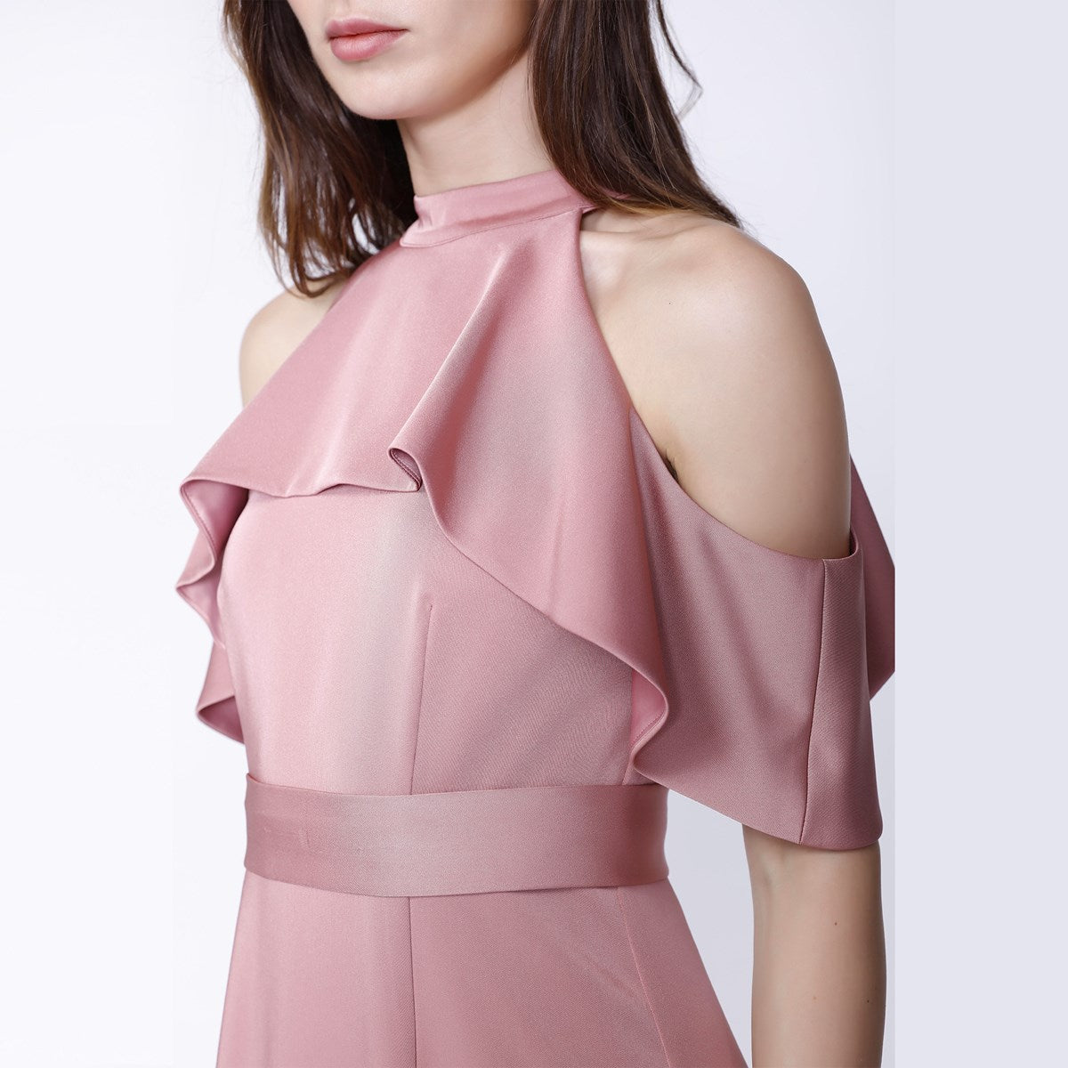 Robe ajustée à larges volants, col haut et épaules dénudées