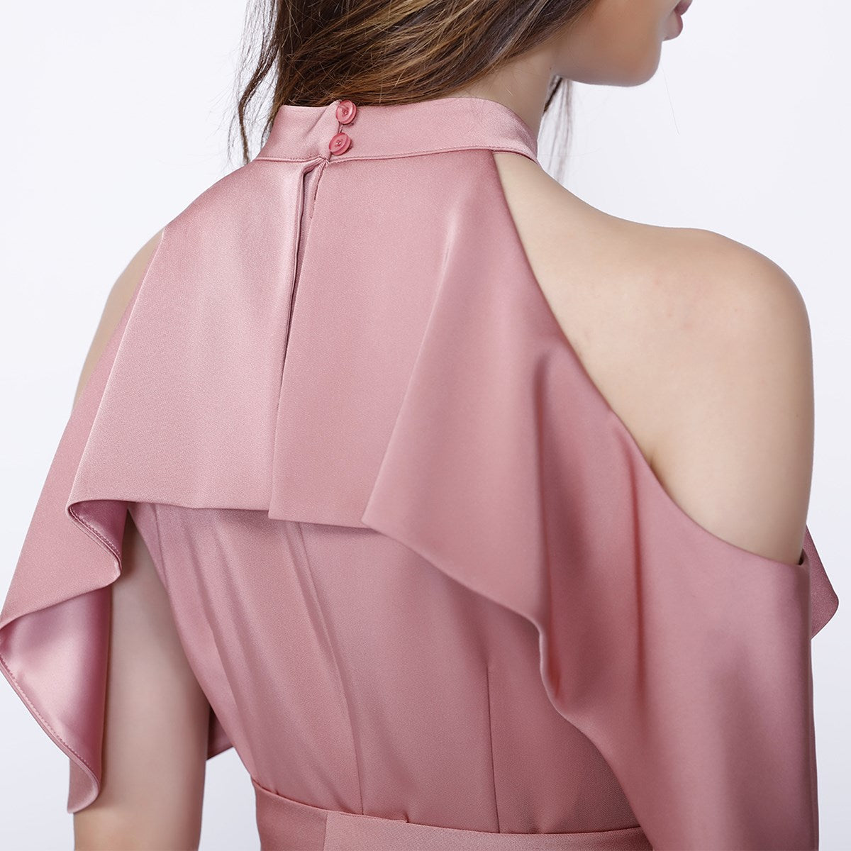 Robe ajustée à larges volants, col haut et épaules dénudées
