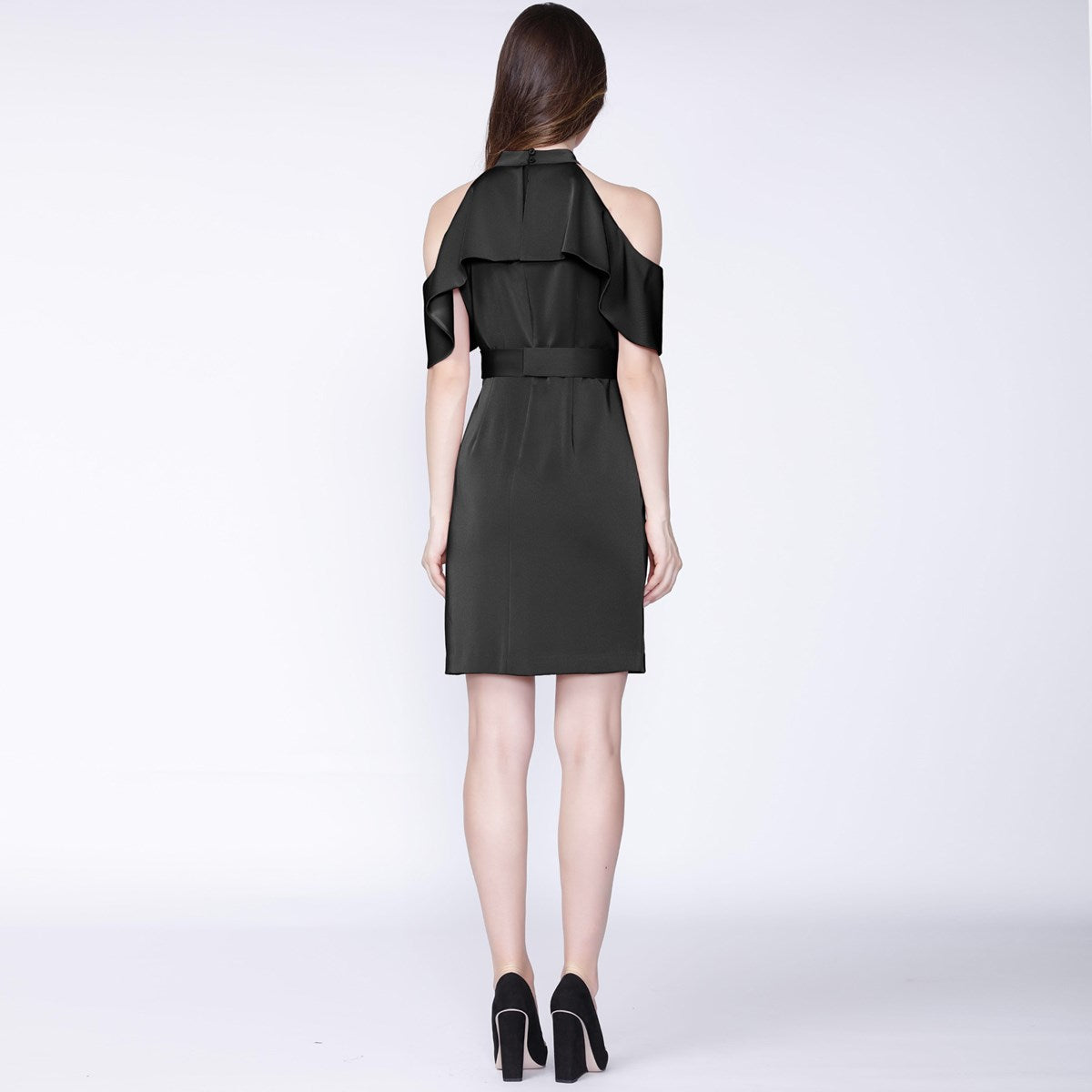 Robe ajustée à larges volants, col haut et épaules dénudées