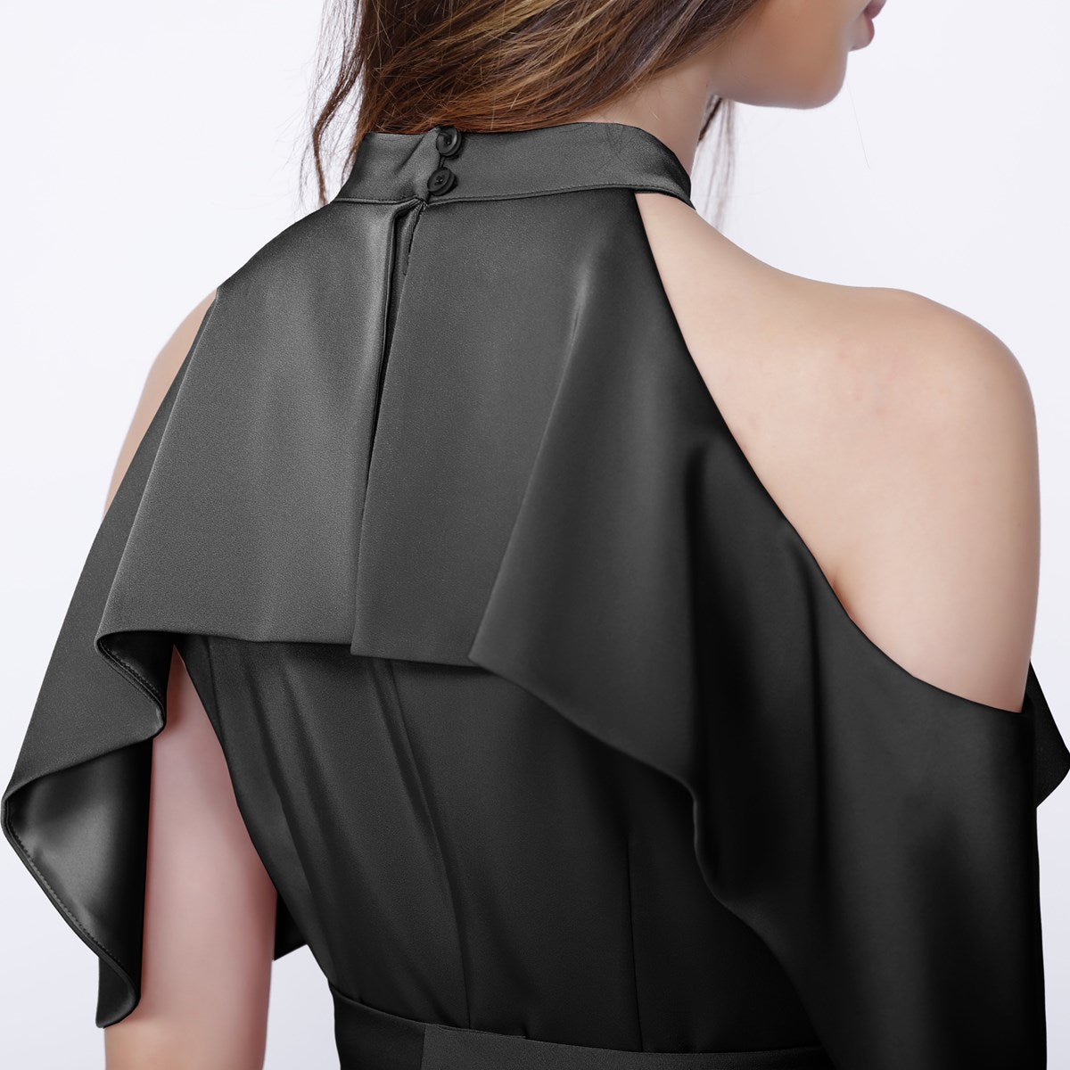 Robe ajustée à larges volants, col haut et épaules dénudées