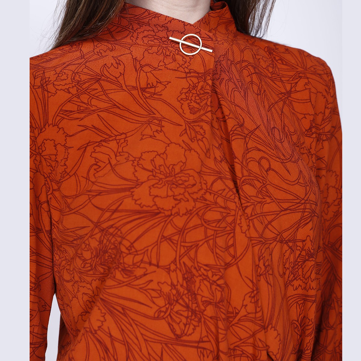 Blouse col montant croisé à imprimé floral linéaire
