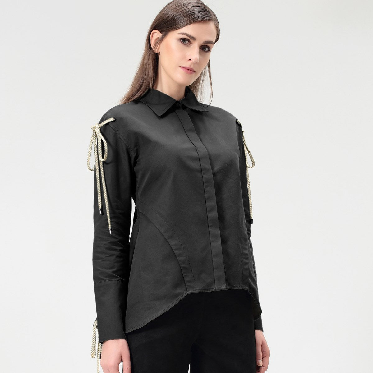 Chemise décorée de passants et au volume évasé dans le dos
