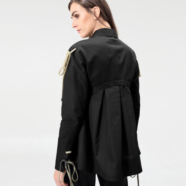 Chemise décorée de passants et au volume évasé dans le dos