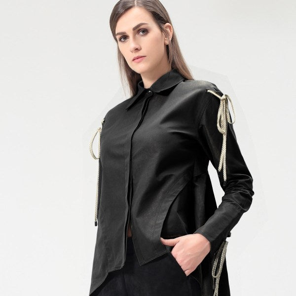 Chemise décorée de passants et au volume évasé dans le dos