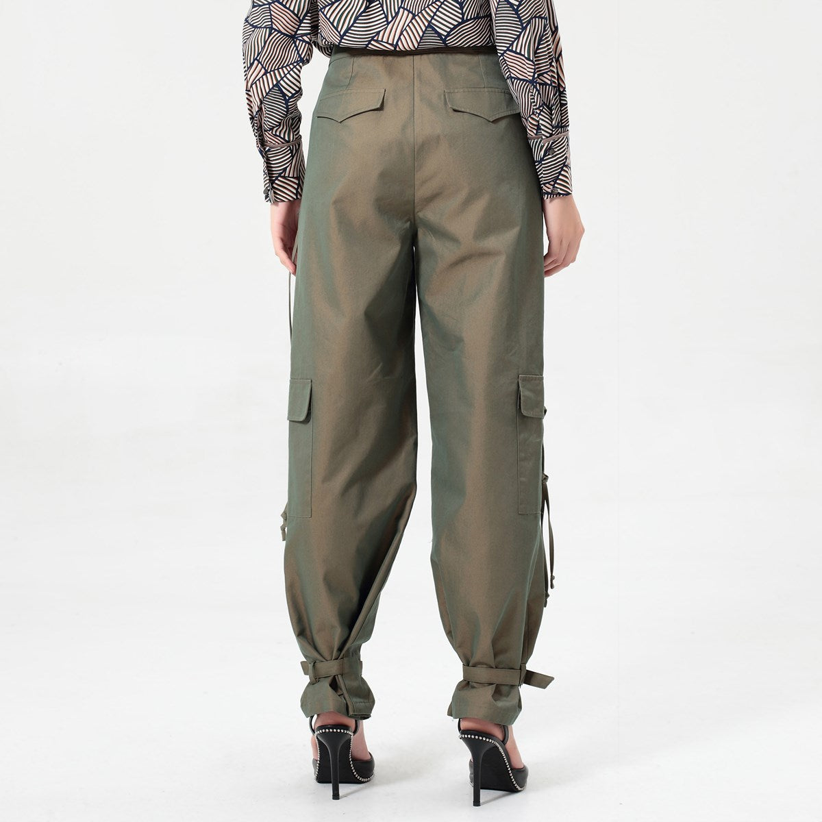 Pantalon style  safari  décoré de passants et resserrable aux chevilles