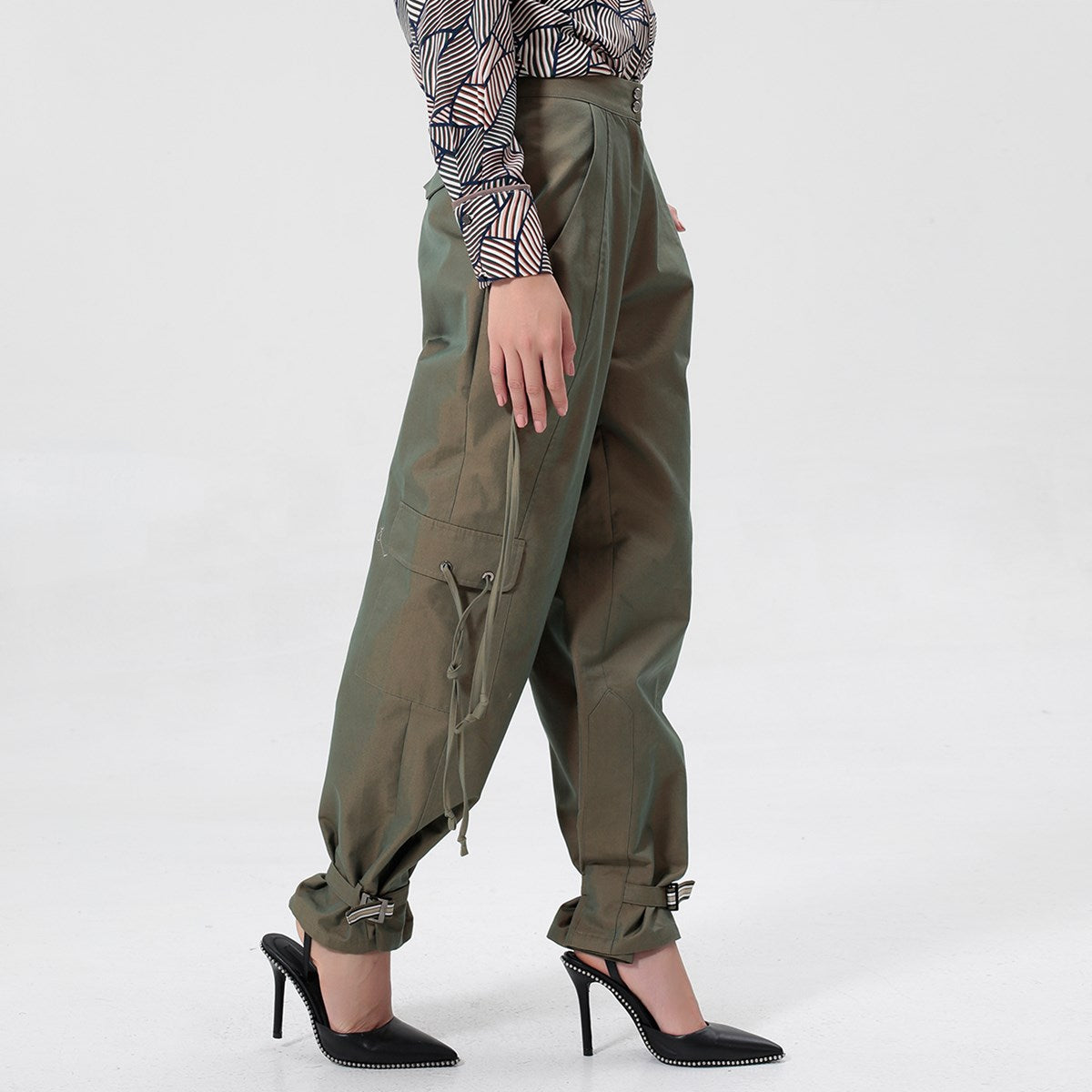 Pantalon style  safari  décoré de passants et resserrable aux chevilles