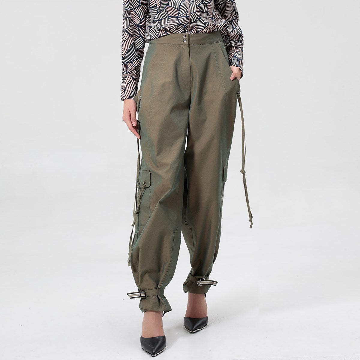 Pantalon style  safari  décoré de passants et resserrable aux chevilles