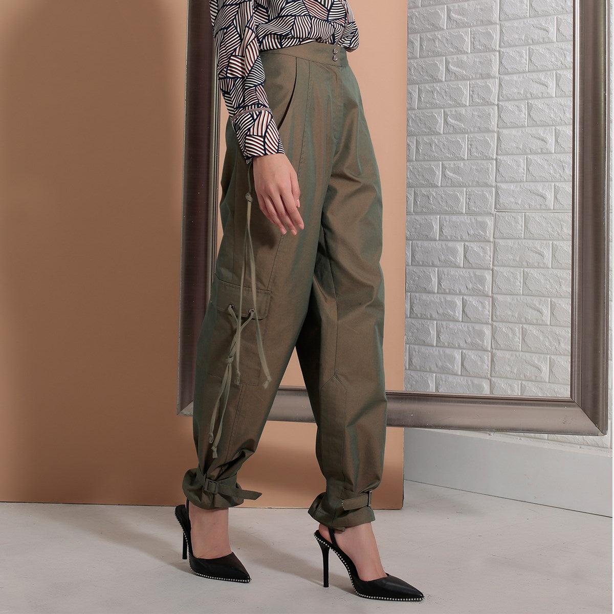Pantalon style  safari  décoré de passants et resserrable aux chevilles