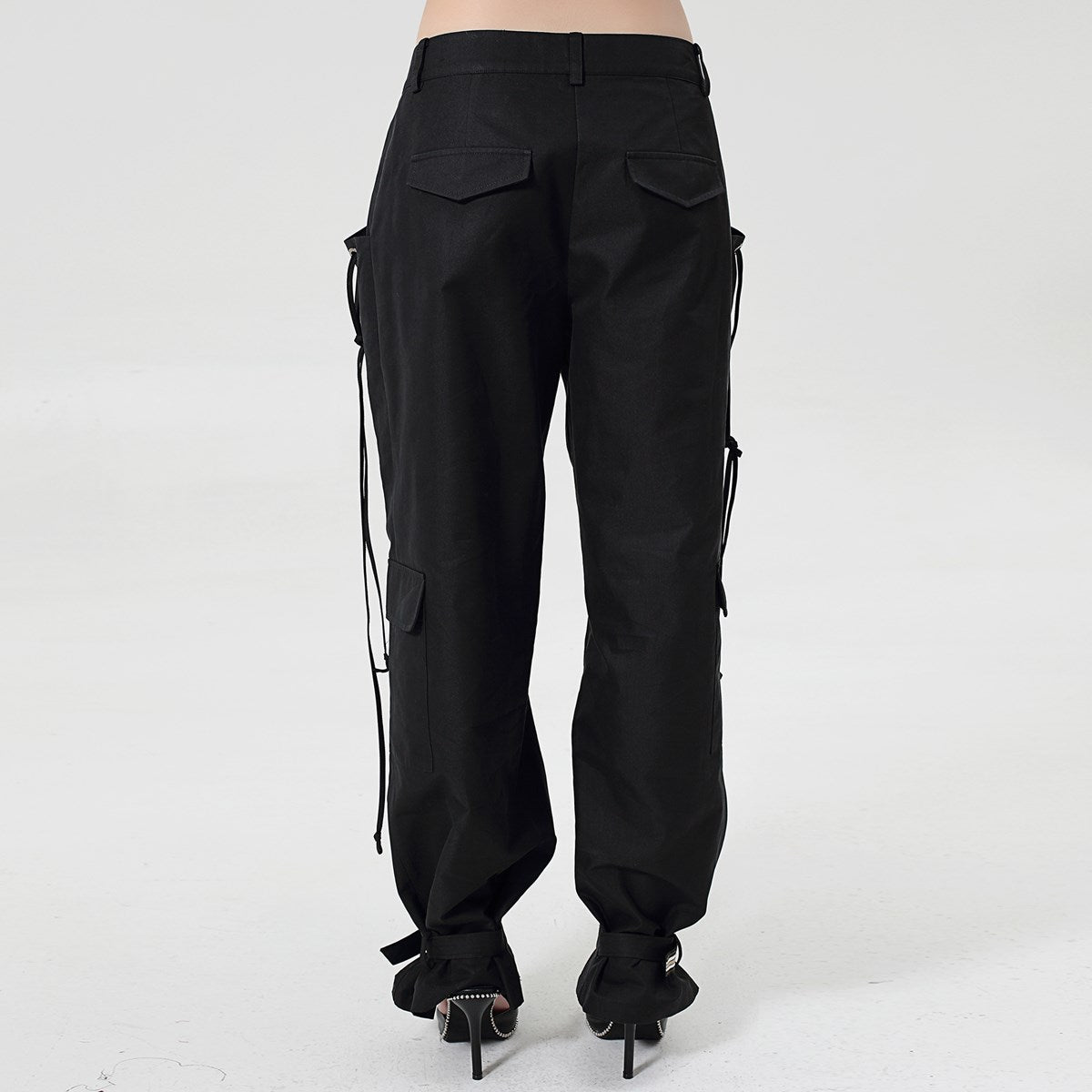 Pantalon style  safari  décoré de passants et resserrable aux chevilles