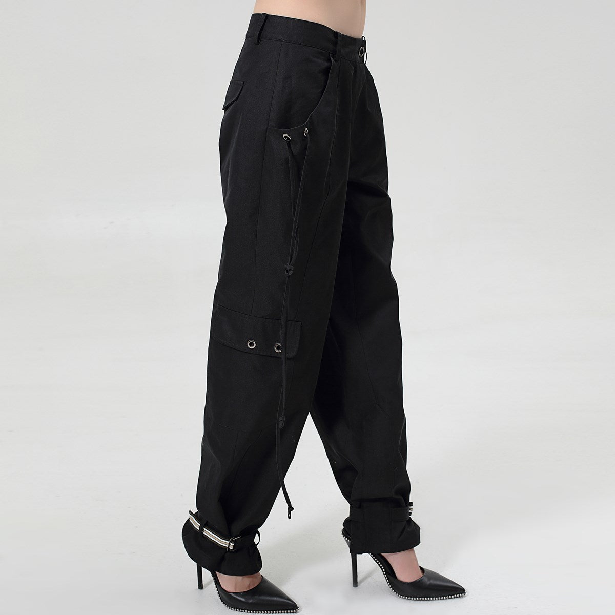 Pantalon style  safari  décoré de passants et resserrable aux chevilles