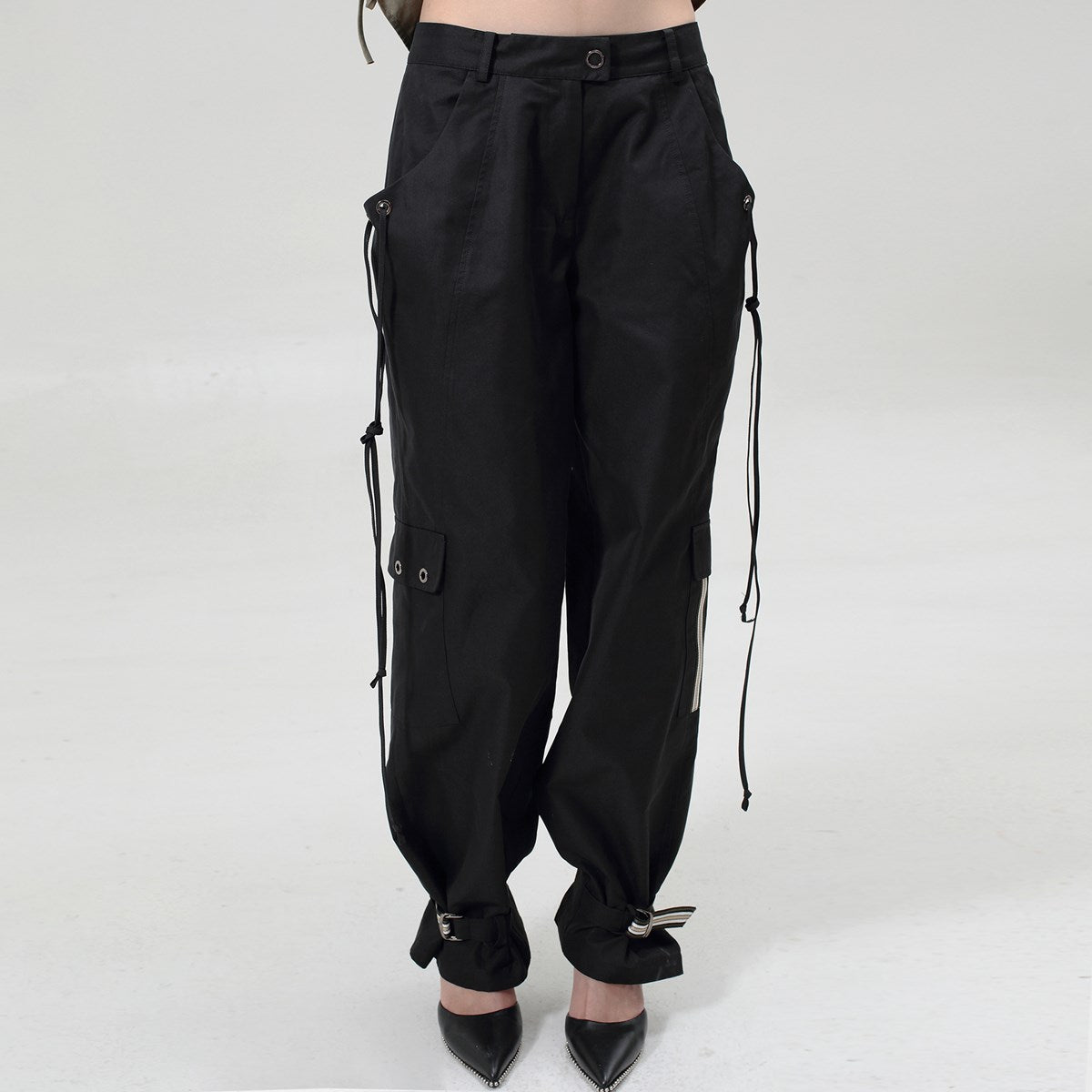 Pantalon style  safari  décoré de passants et resserrable aux chevilles