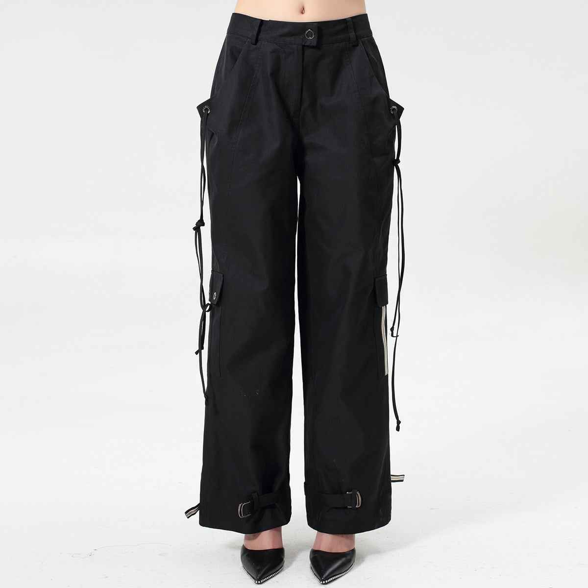 Pantalon style  safari  décoré de passants et resserrable aux chevilles