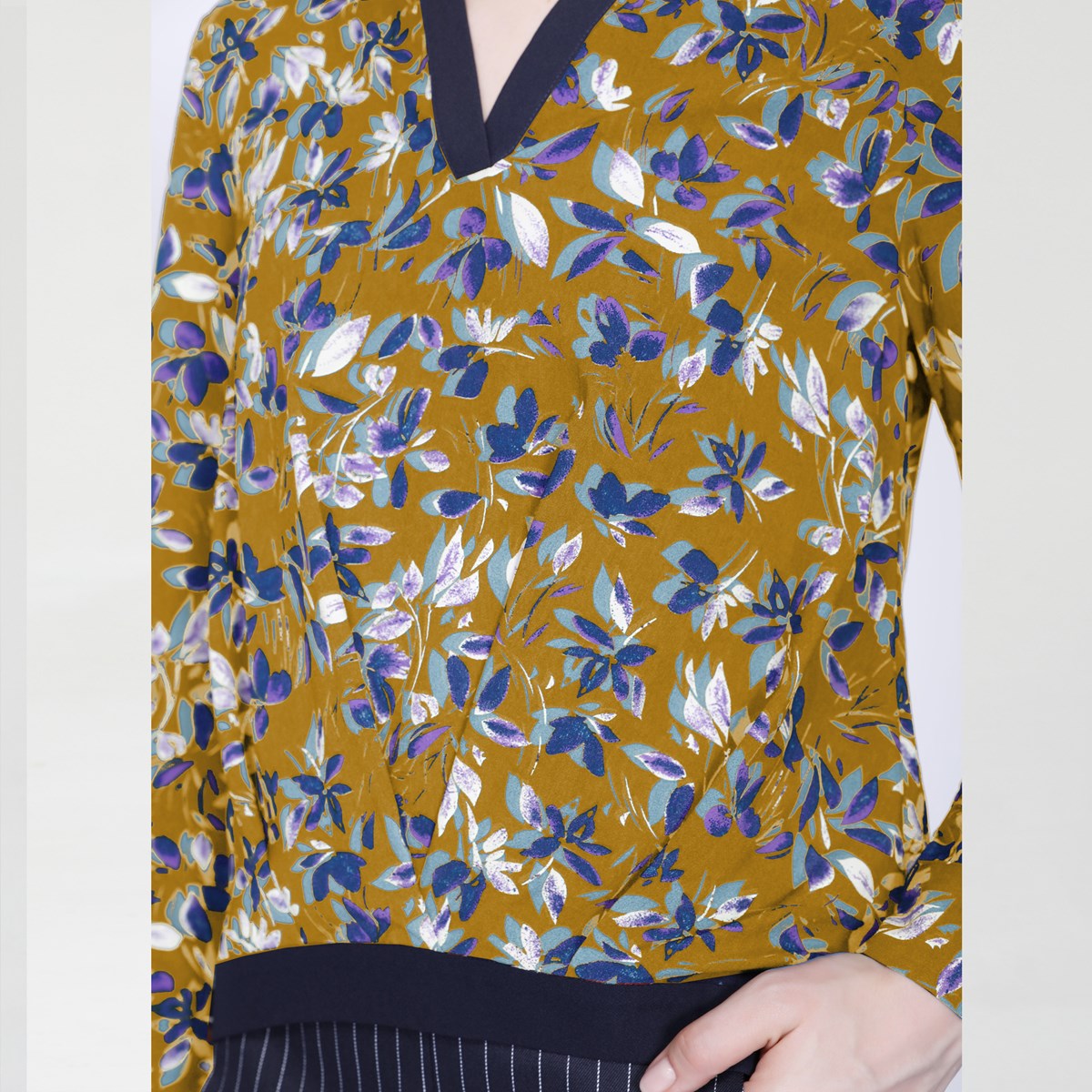 Blouse col-V satin et imprimé feuilles