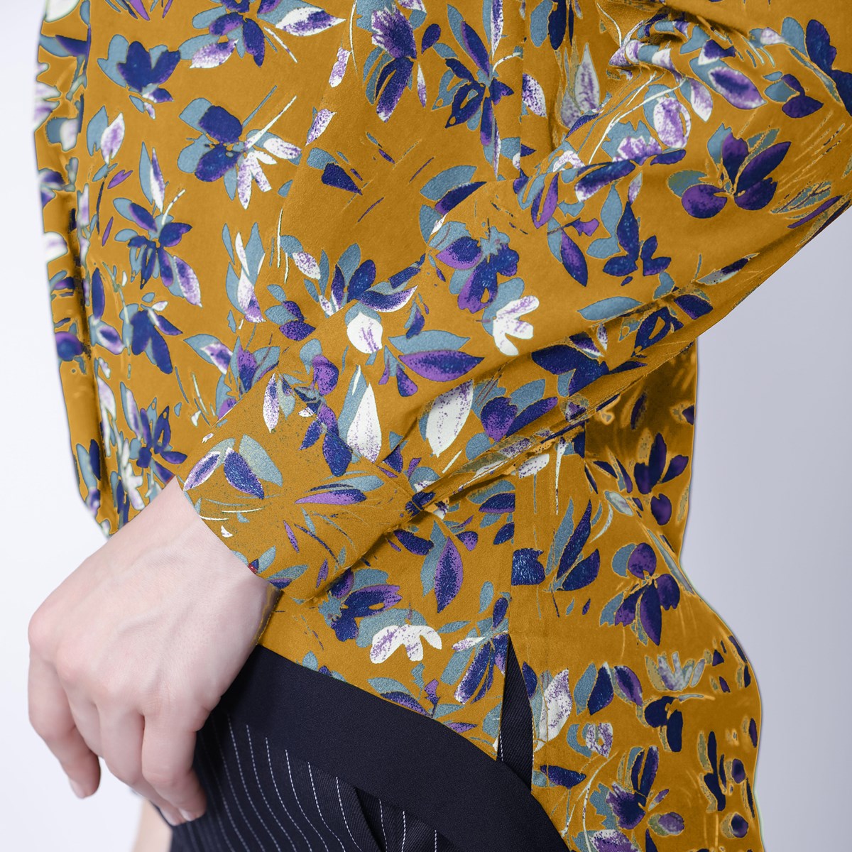 Blouse col-V satin et imprimé feuilles