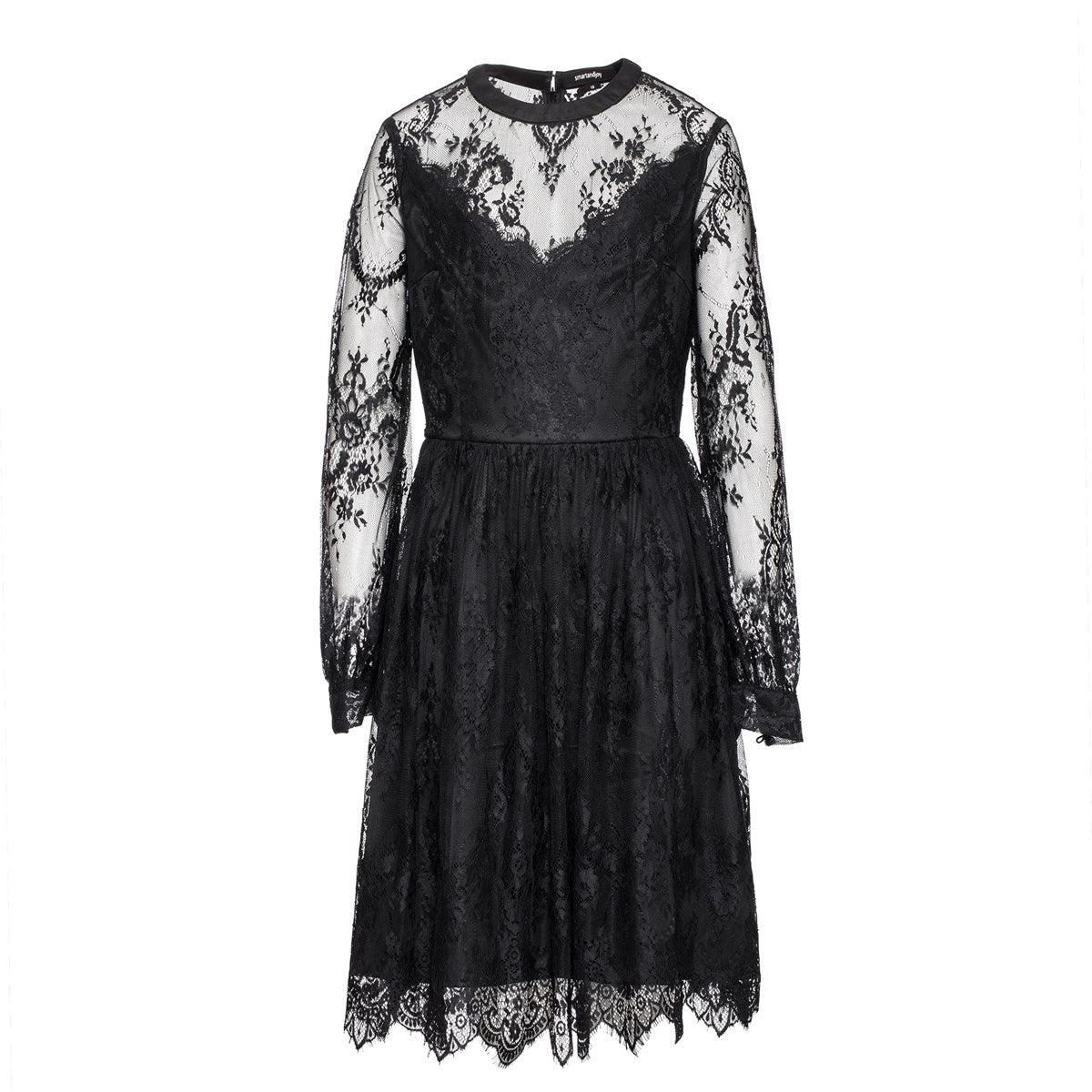 Robe patineuse dentelle et décolleté coeur
