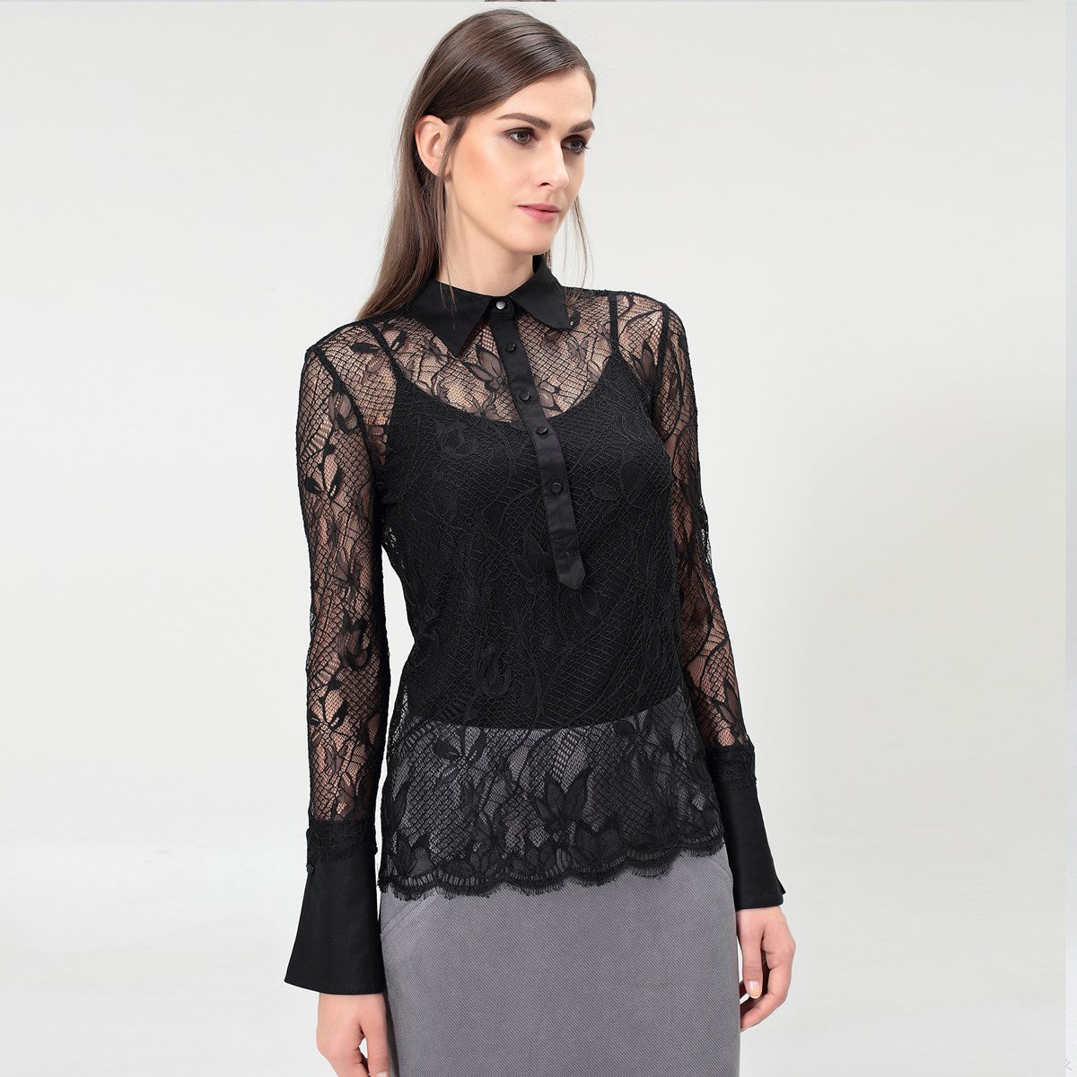 Chemise dentelle et détails de coton