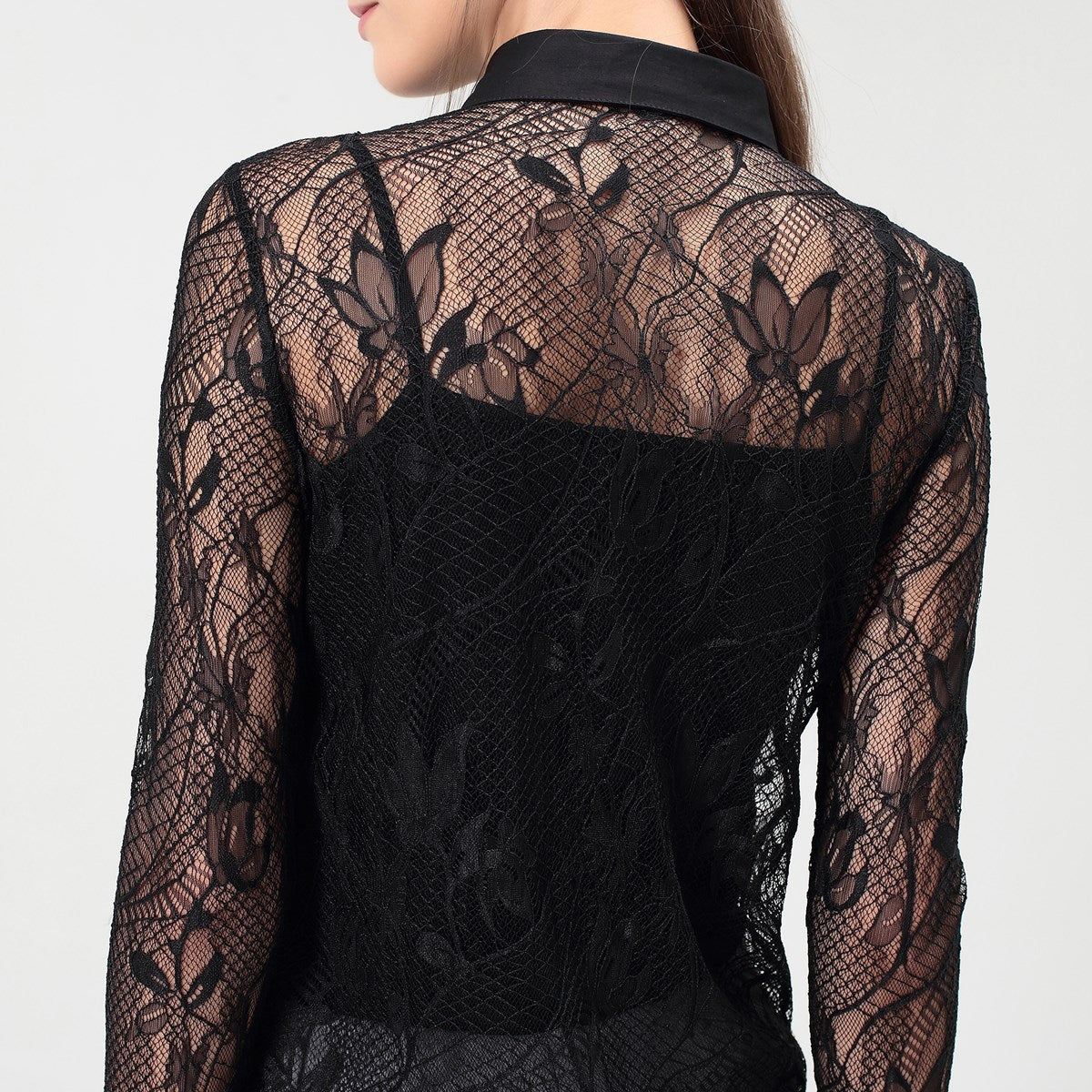 Chemise dentelle et détails de coton