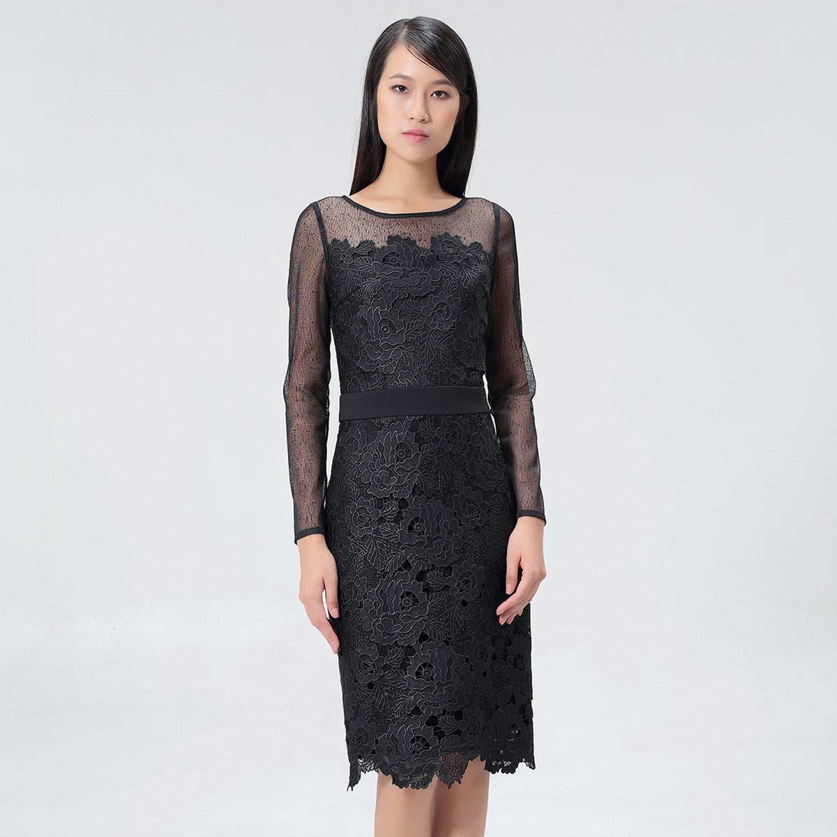 Robe ajustée en dentelle macro et manches tulle