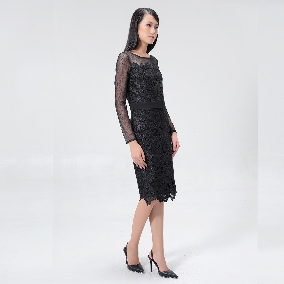 Robe ajustée en dentelle macro et manches tulle