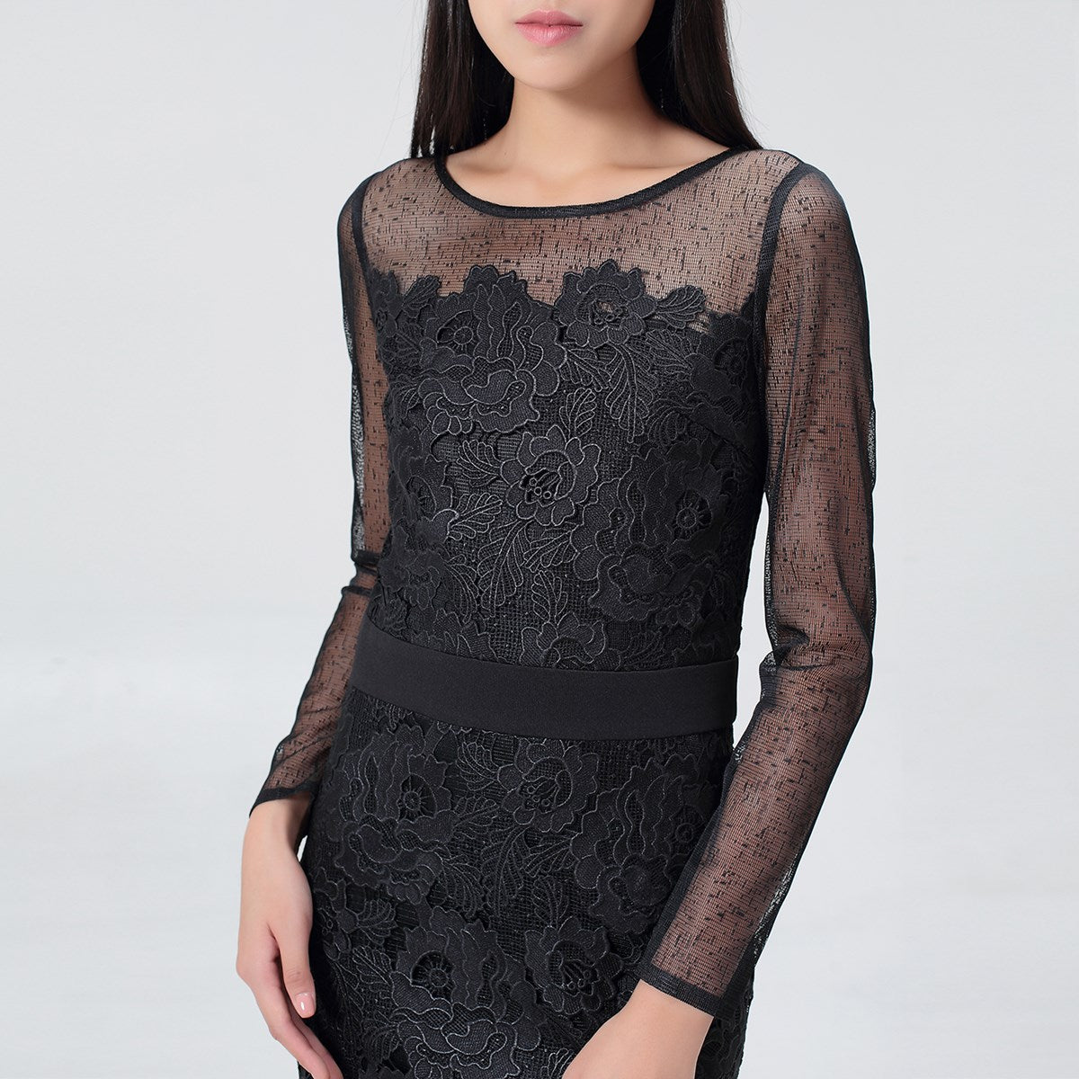 Robe ajustée en dentelle macro et manches tulle