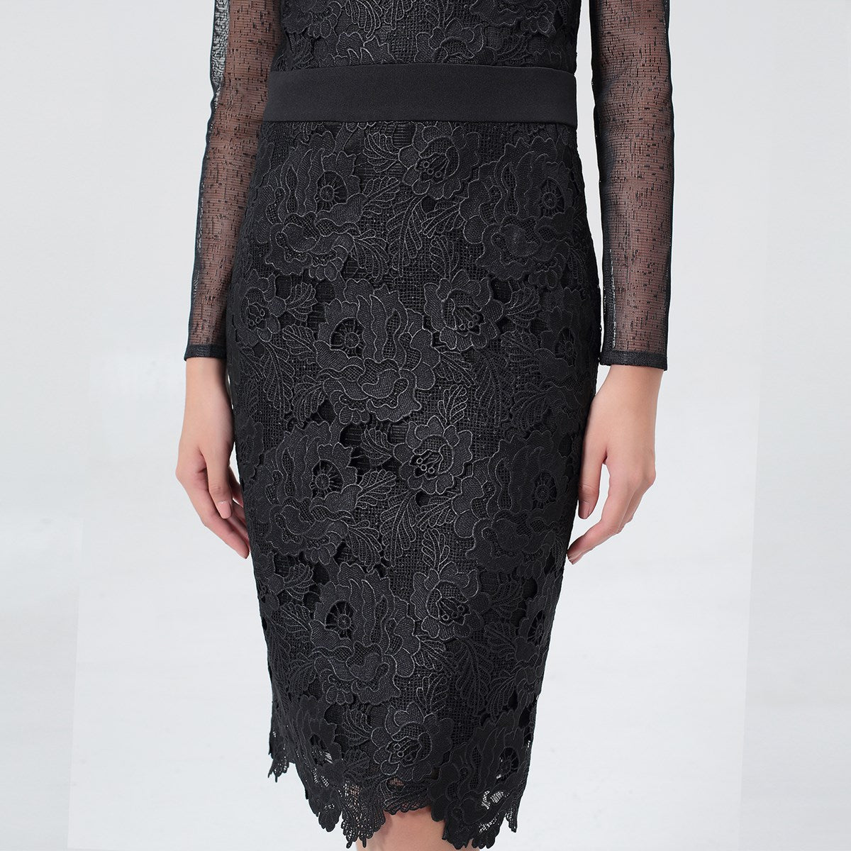 Robe ajustée en dentelle macro et manches tulle
