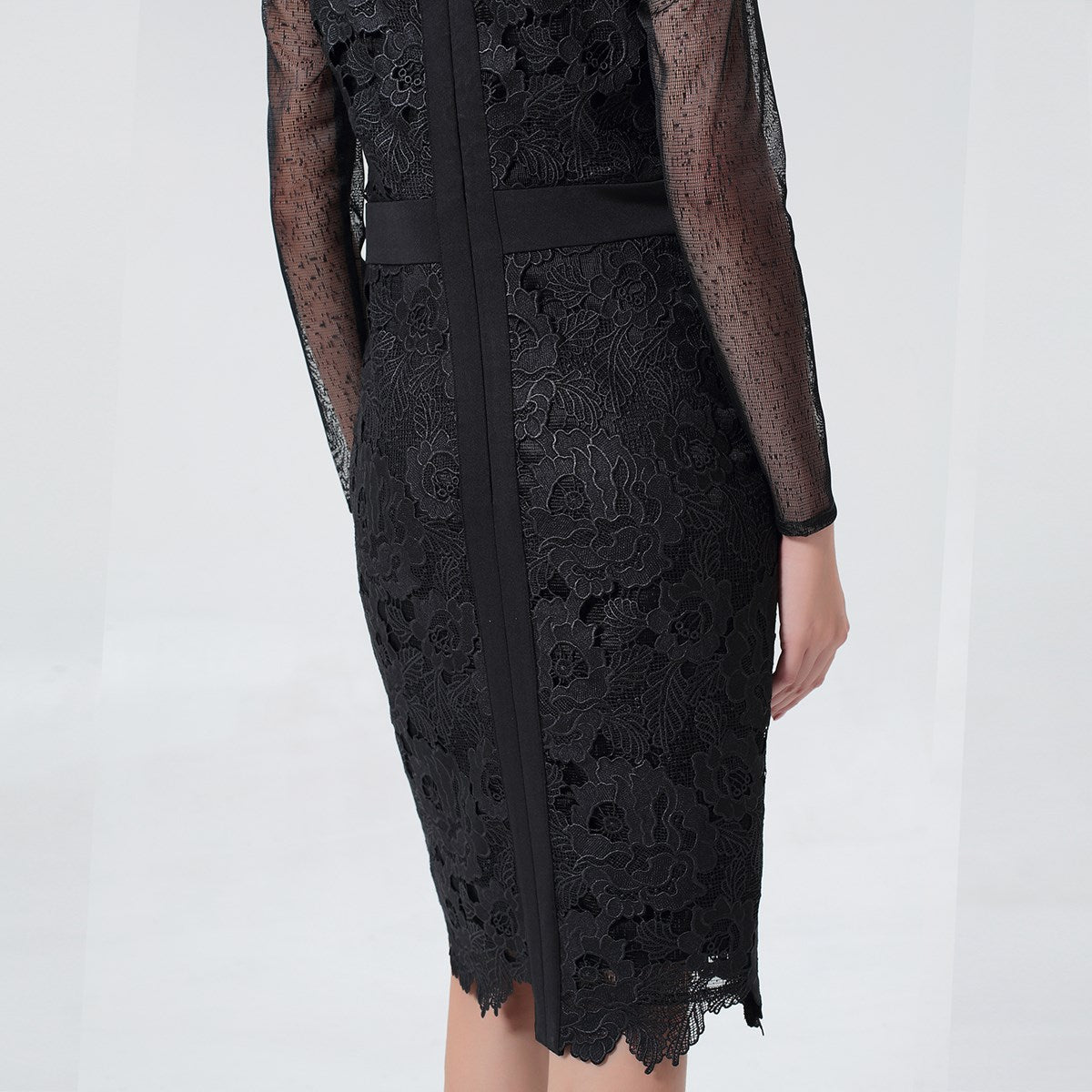 Robe ajustée en dentelle macro et manches tulle