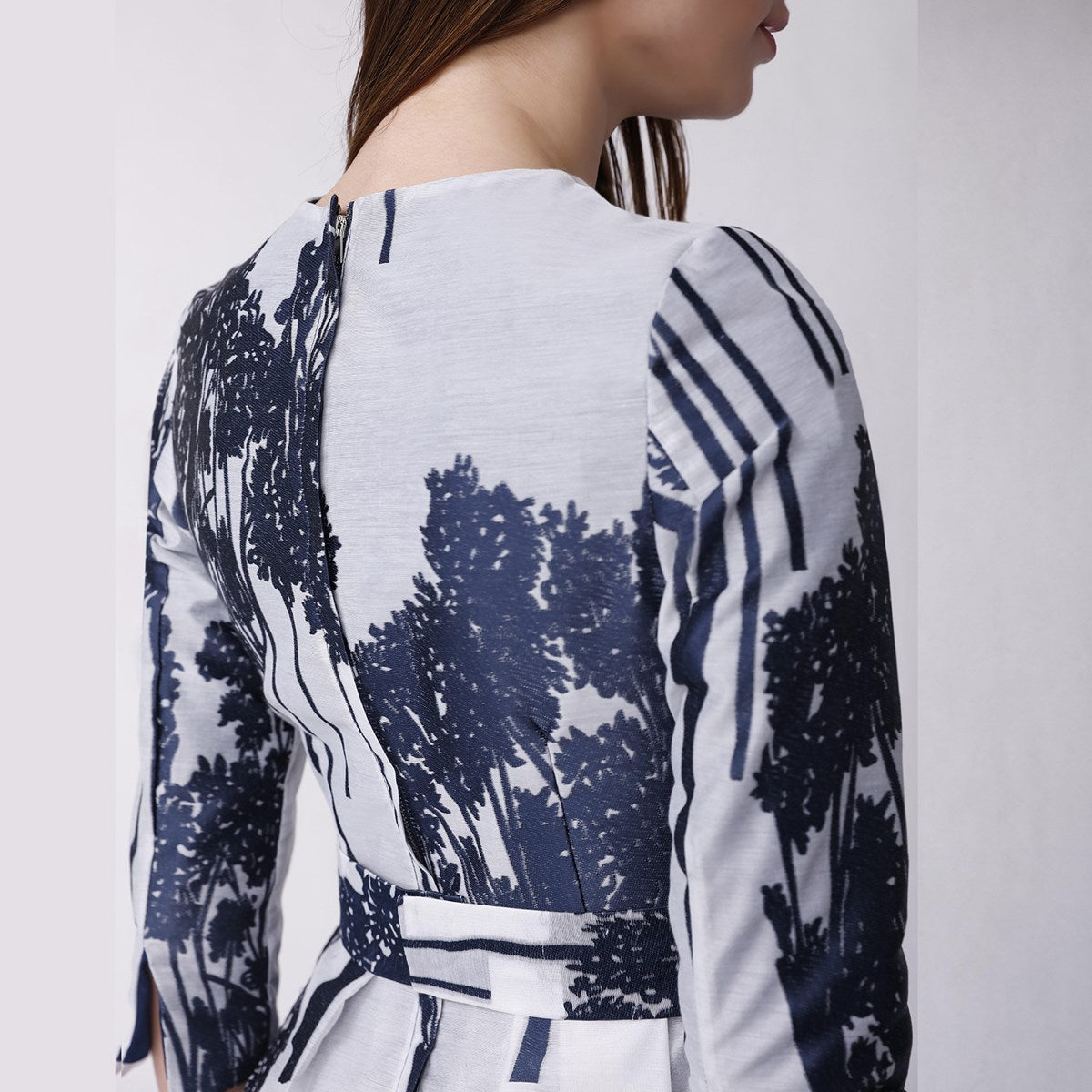 Robe de cocktail cintrée et évasée à motif brodé
