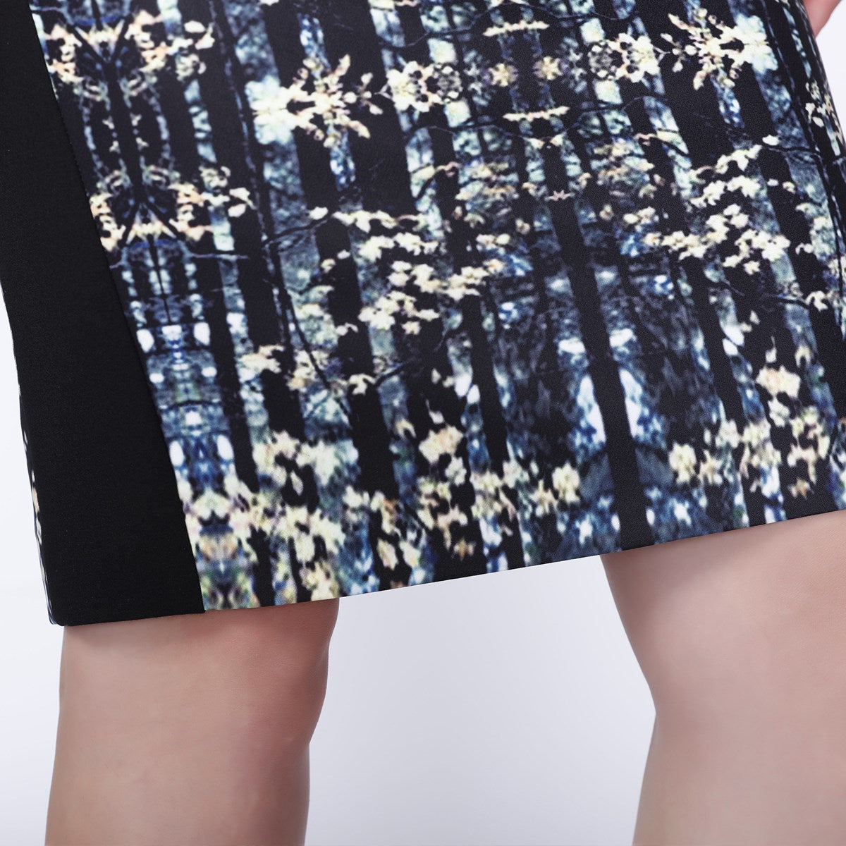 Robe cocktail courte imprimée, à décolleté bardot et garniture de dentelle
