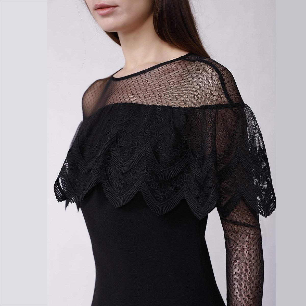Robe cocktail ajustée en jersey gainant, tulle et dentelle