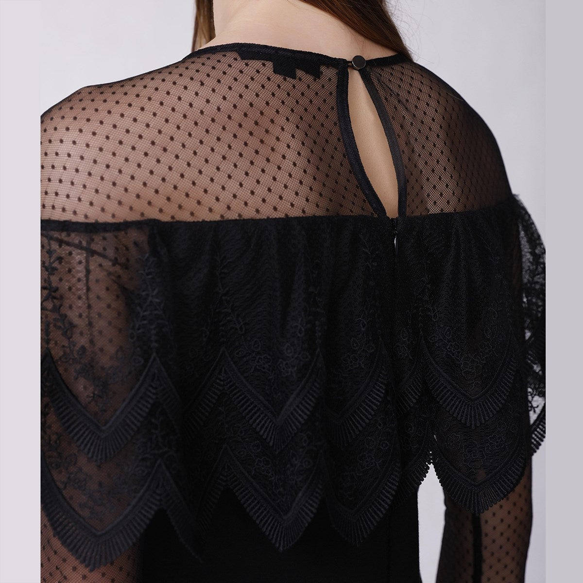 Robe cocktail ajustée en jersey gainant, tulle et dentelle