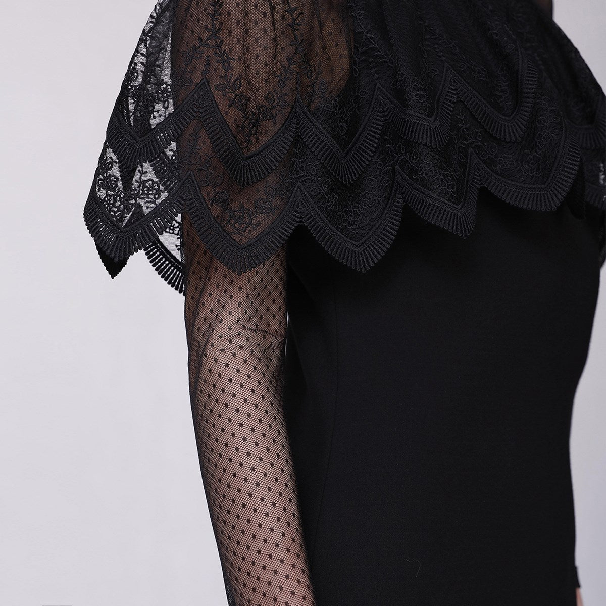 Robe cocktail ajustée en jersey gainant, tulle et dentelle