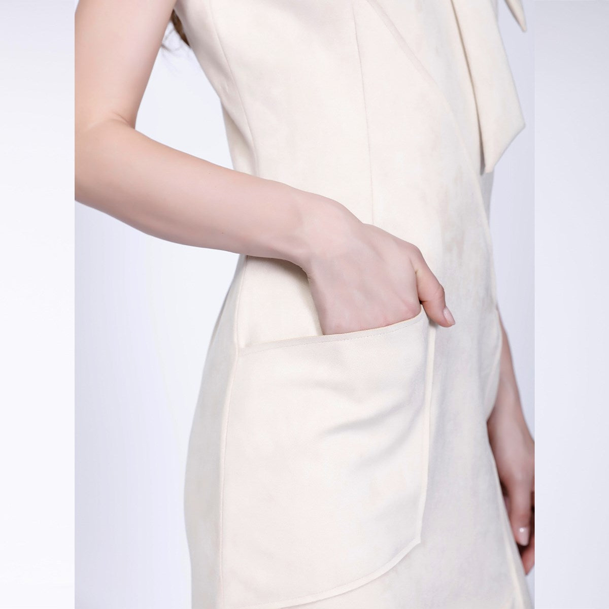 Robe ajustée col-V et manchettes, suédine stretch
